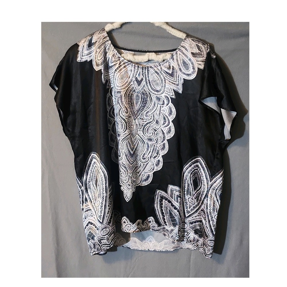 Chico's Travelers Geometric Print Knit Blouse Black White Size 3 Short Sleeve